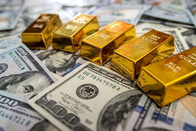 Gold bars and US dollars symbolizing Qollateral’s Gold Equity Line of Credit (GELOC) loans.